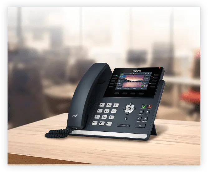 Téléphone IP SIP-T46U, vue de cote sur un bureau, de marque Yealink - Leader mondial en fourniture et solution de téléphonie VoIP - Partenaire premium d'EISN