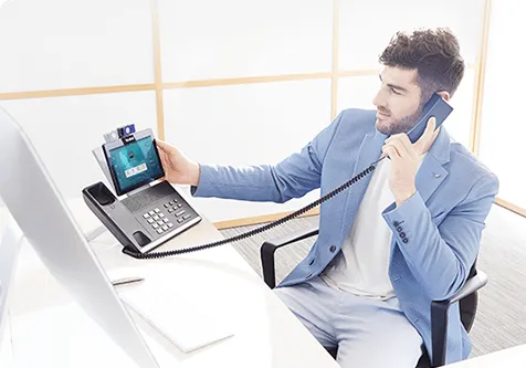 Téléphone IP SIP-T57W,posé sur un bureau, de marque Yealink - Leader mondial en fourniture et solution de téléphonie VoIP - Partenaire premium d'EISN