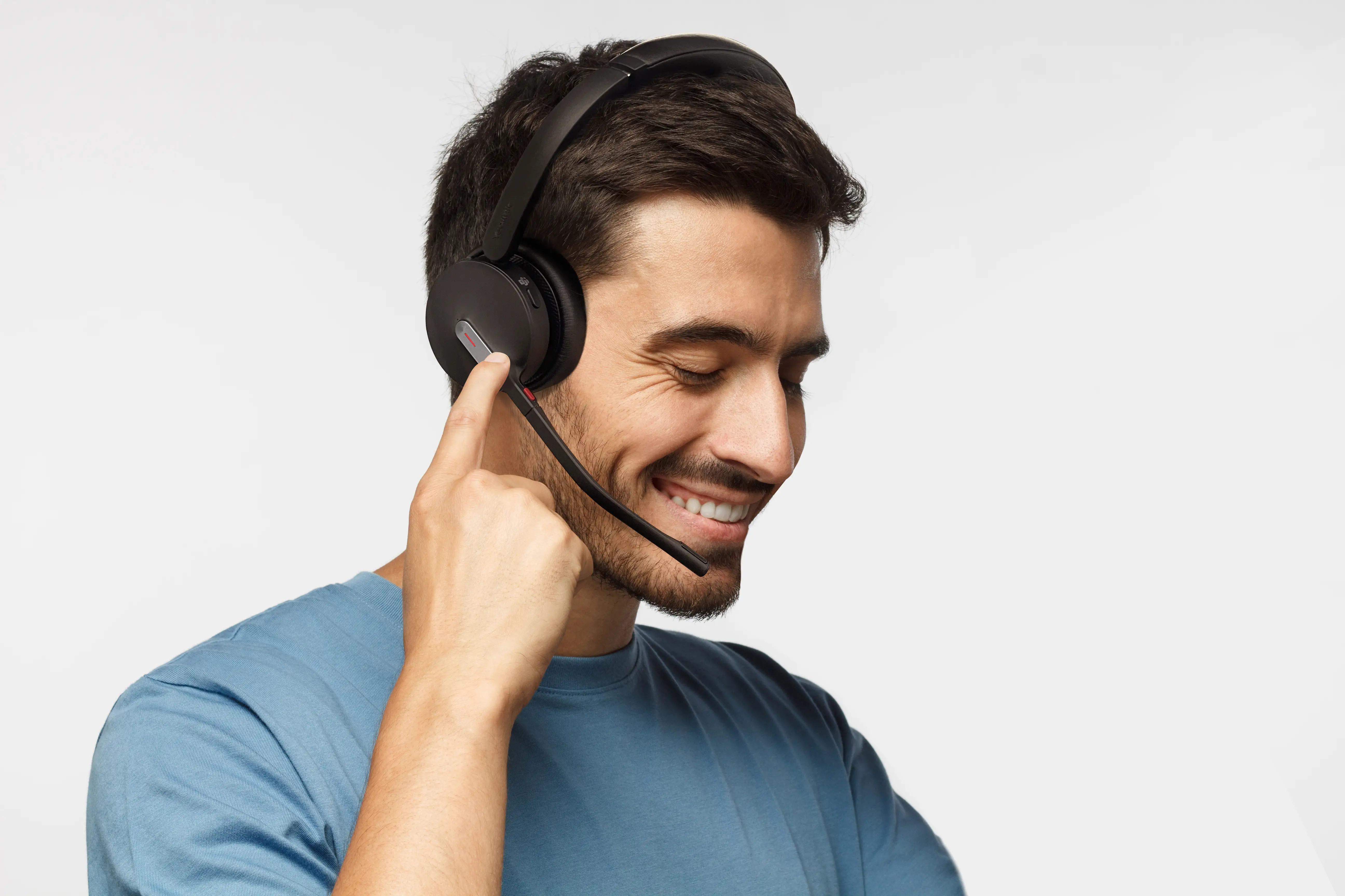 Professionnel portant le casque Yealink BH70 en open space