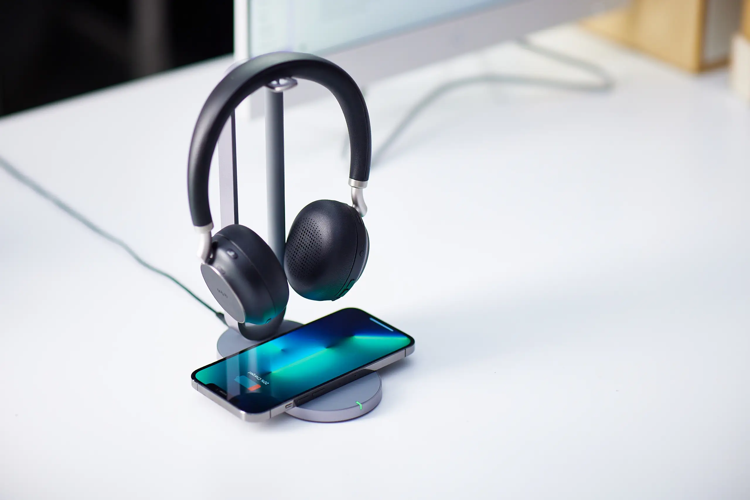 Recharge smartphone sur la base Qi du casque Yealink BH76