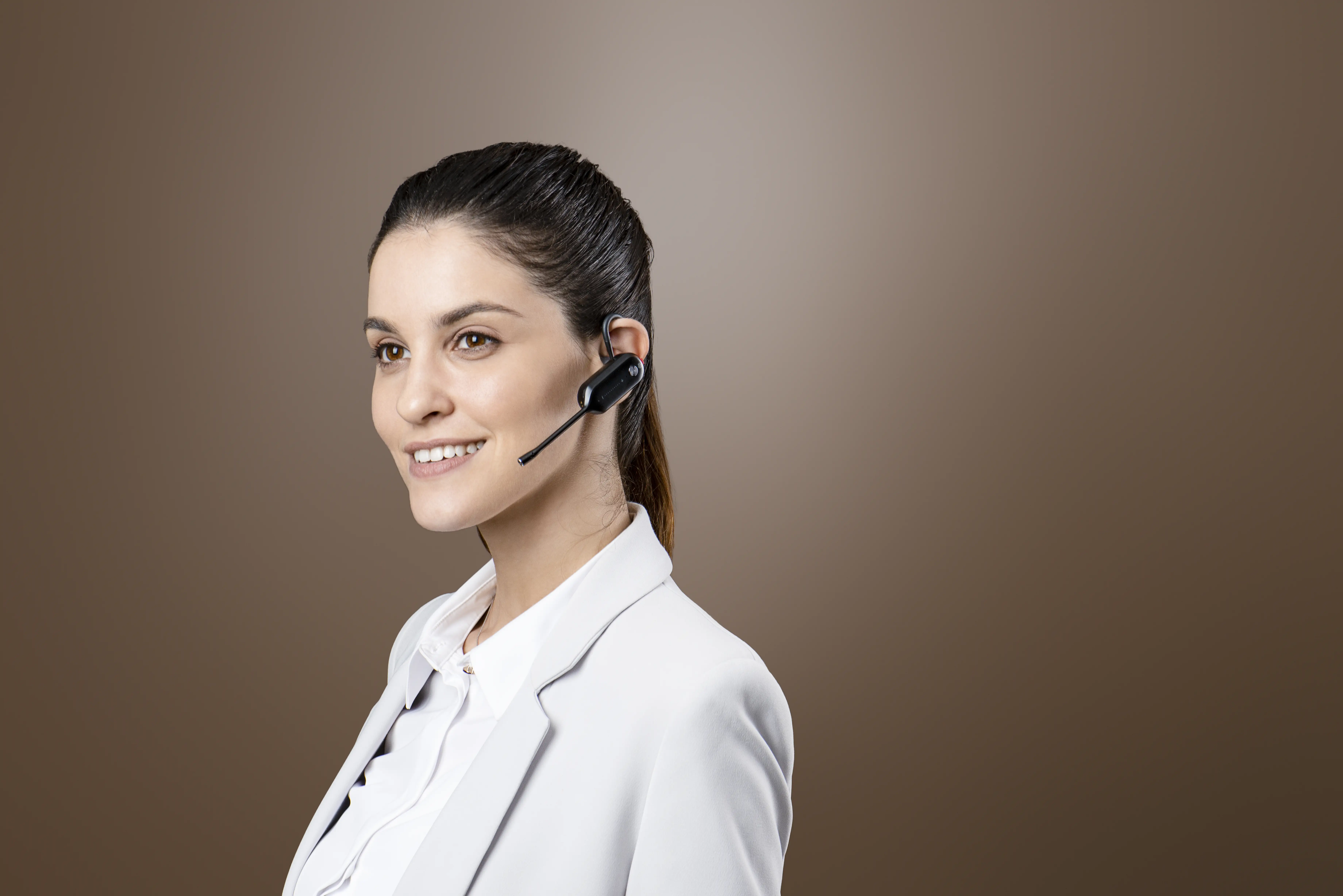 Les 4 styles de port du casque Yealink WH67 : contour oreille, tête, cou