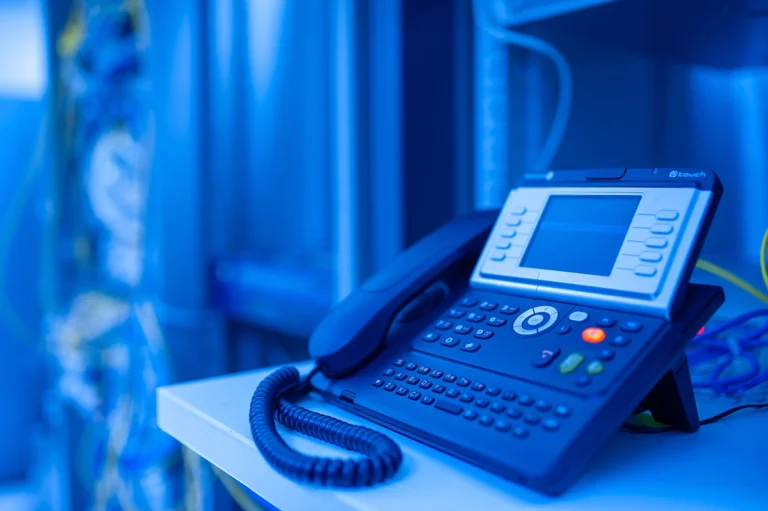 Téléphone IP Yealink sur un bureau, illustrant la fin du RTC en entreprise