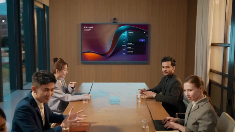 Salle de réunion équipée d’un écran Yealink MeetingBoard