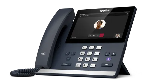 Téléphone Microsoft Teams Yealink MP56 E2 vu de trois quarts, écran en mode sombre